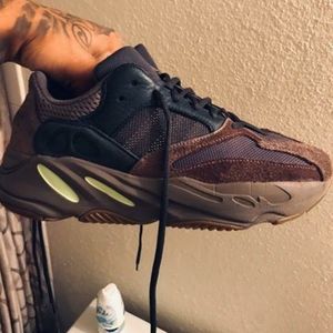 Yeezy 700 "Mauve"